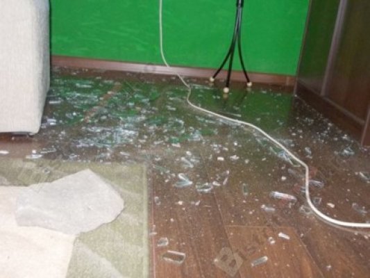 Acte de vandalism la Constanţa: un individ a spart geamul unei locuinţe